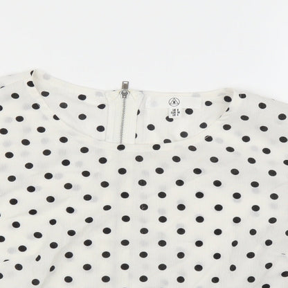Close-up detail of Missguided women’s white basic t-shirt, size UK 8