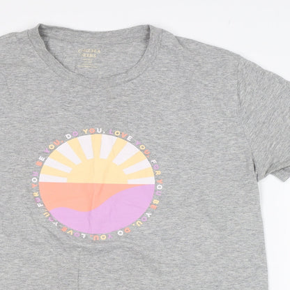 Close-up detail of Chelsea peers women’s grey basic t-shirt, size L, - graphic
