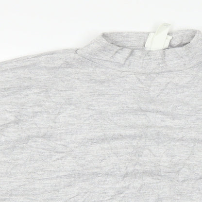Close-up detail of H&M women’s grey basic t-shirt, size XS