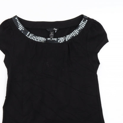 Close-up detail of H&M women’s black basic t-shirt, size M