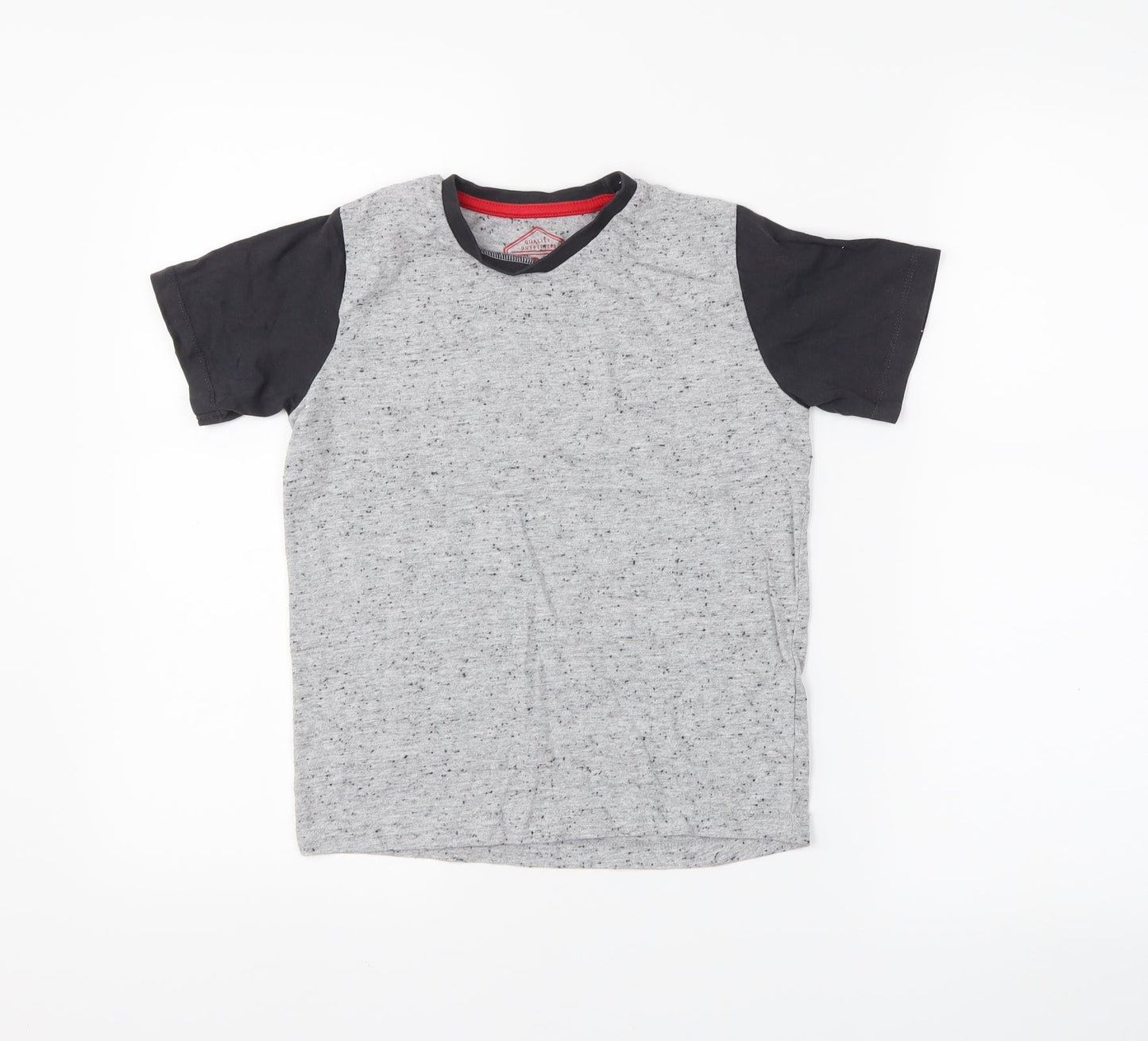 Preworn Boys Grey   Basic T-Shirt Size 7 Years