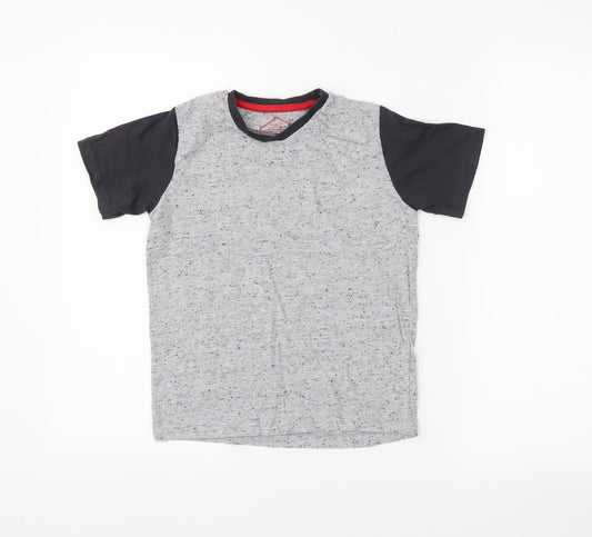 Preworn Boys Grey   Basic T-Shirt Size 7 Years
