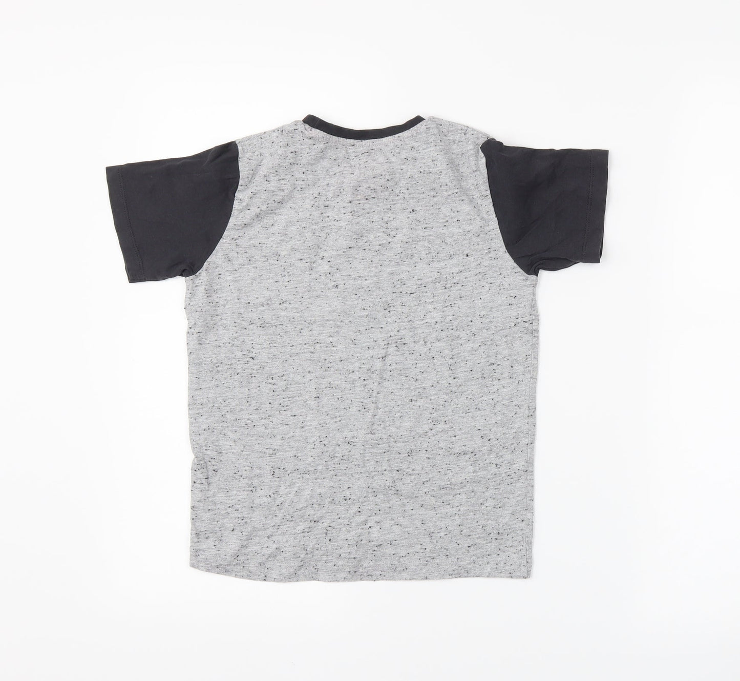 Preworn Boys Grey   Basic T-Shirt Size 7 Years