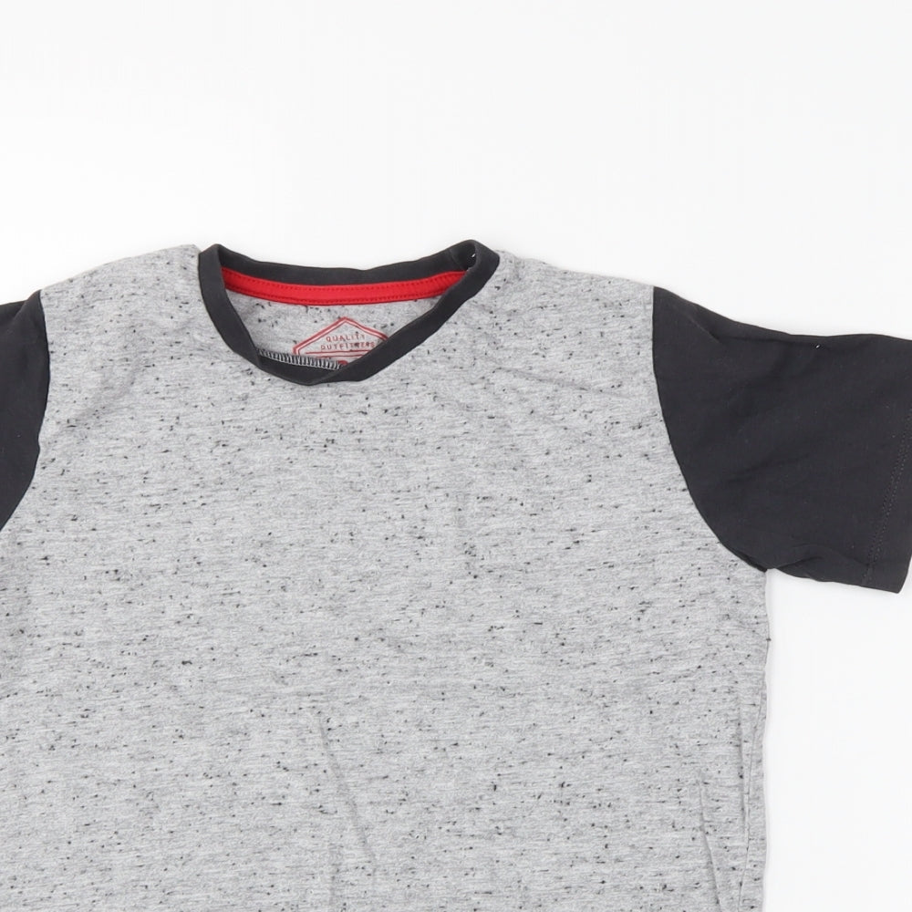 Preworn Boys Grey   Basic T-Shirt Size 7 Years