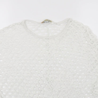 Close-up detail of Cameo Rose women’s white basic t-shirt, size M
