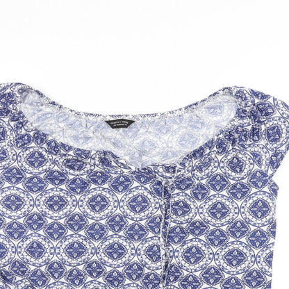 Close-up detail of Dorothy Perkins women’s white basic t-shirt, size UK 10
