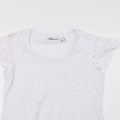 Close-up detail of Live girls’ white basic t-shirt, size XS