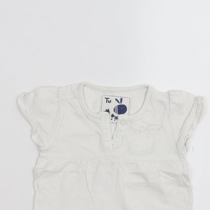 Close-up detail of Tu Baby White Basic T-Shirt, size 6-9, Months