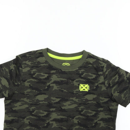 Close-up detail of F&F girls’ green geometric basic t-shirt, size 5-6, years