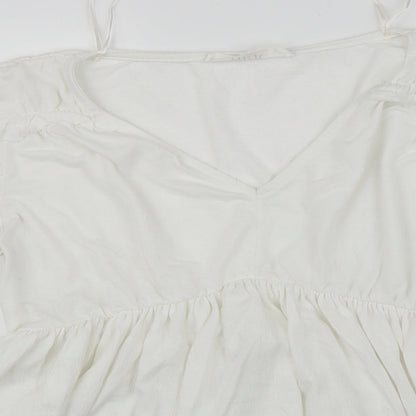 Close-up detail of Nine by Savannah Miller women’s white basic t-shirt, size UK 6