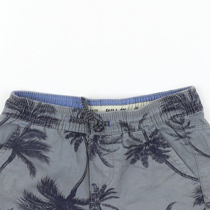 Close-up detail of Denim & Co. girls’ grey geometric cargo shorts, size 3-4, years