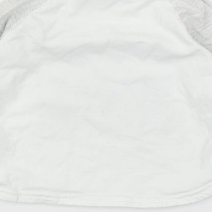 Brand and care label for Tu boys’ white basic t-shirt, size 9-12, months