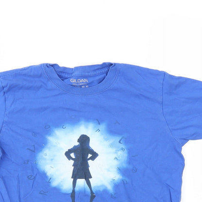 Close-up detail of Gildan girls’ blue basic t-shirt, size S