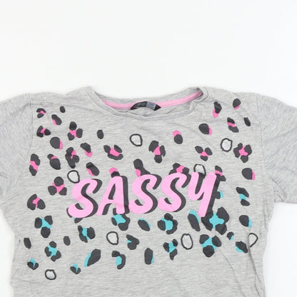 Close-up detail of Pep&Co girls’ grey basic t-shirt, size 12-13, years