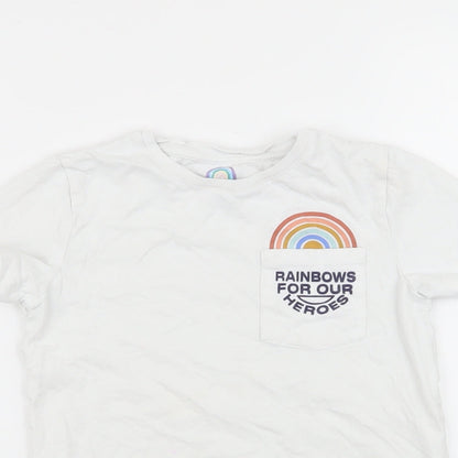 Close-up detail of F&F girls’ white basic t-shirt, size 6-7, years
