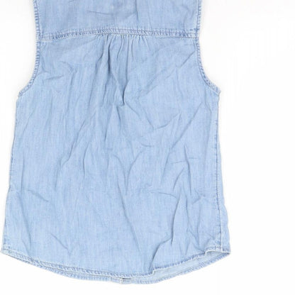 Brand and care label for Gap girls’ blue denim basic button-up, size M
