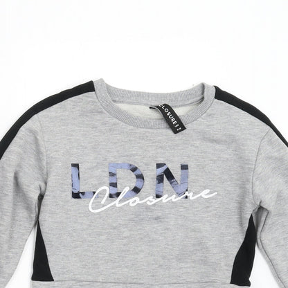 Close-up detail of Closure girls’ grey pullover sweatshirt, size 8-9, years
