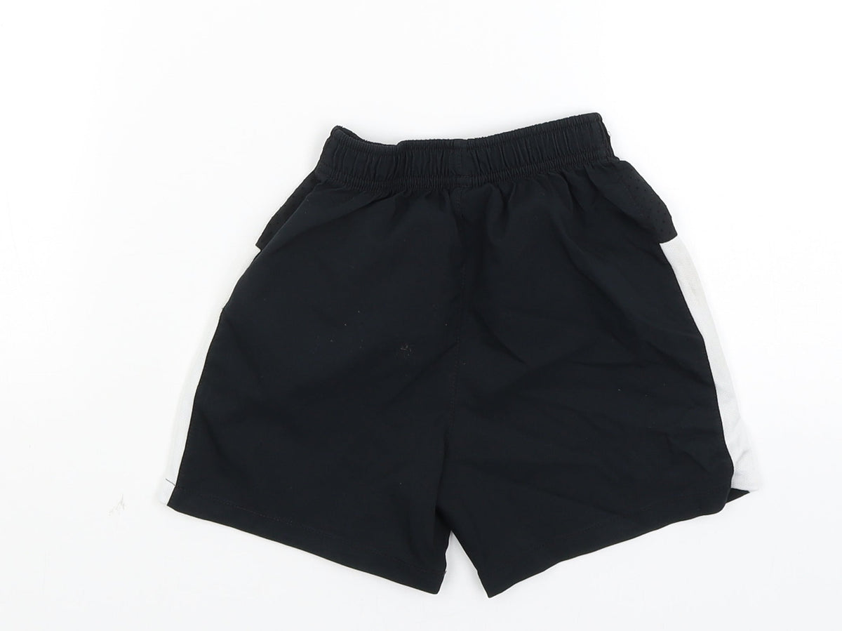 Umbro Boys Black   Sweat Shorts Size 4-5 Years