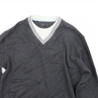 Close-up detail of Easy men’s grey knit jumper, size S