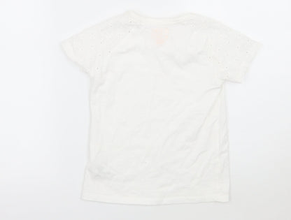 Back view of F&F girls’ white basic t-shirt, size 6, years