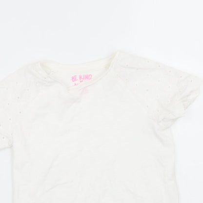 Close-up detail of F&F girls’ white basic t-shirt, size 6, years