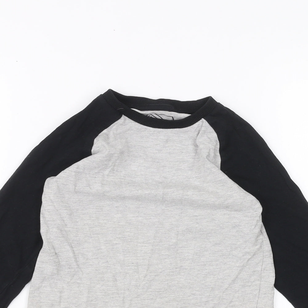 Close-up detail of Urban Debt boys’ grey basic t-shirt, size 6, years