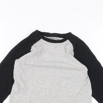 Close-up detail of Urban Debt boys’ grey basic t-shirt, size 6, years