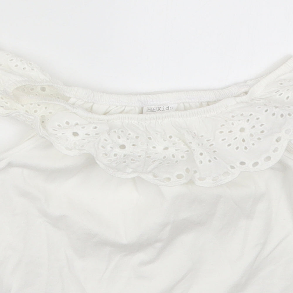 Close-up detail of F&F girls’ white basic t-shirt, size 4-5, years