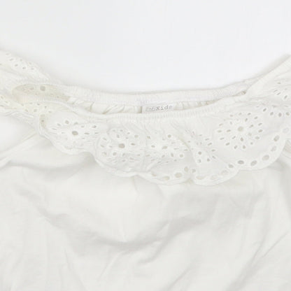 Close-up detail of F&F girls’ white basic t-shirt, size 4-5, years