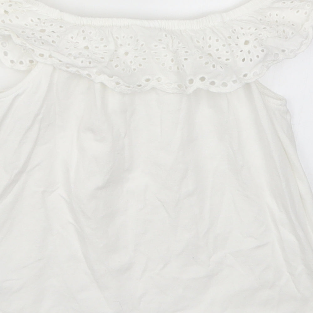 Brand and care label for F&F girls’ white basic t-shirt, size 4-5, years