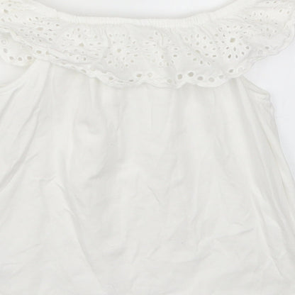 Brand and care label for F&F girls’ white basic t-shirt, size 4-5, years