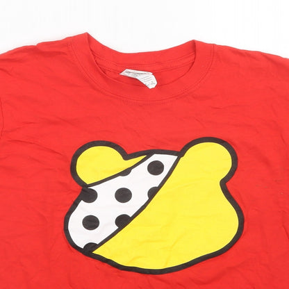 Close-up detail of Gilden girls’ red basic t-shirt, size L
