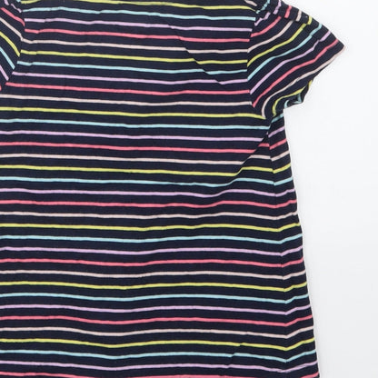 Brand and care label for Gap girls’ blue striped basic t-shirt, size 5, years