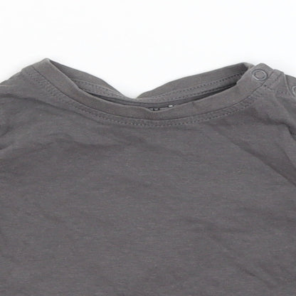 Close-up detail of Lupilu Baby Grey Basic T-Shirt, size 9-12, Months
