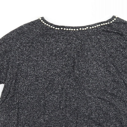 Close-up detail of COIN 1804 women’s grey basic t-shirt, size S
