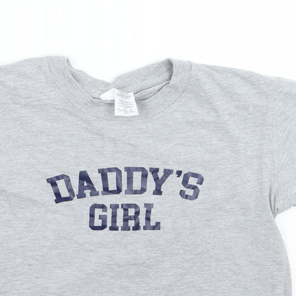 Close-up detail of Gildan girls’ grey basic t-shirt, size L