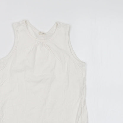 Close-up detail of COMBI MINI girls’ white basic t-shirt, size 5, years