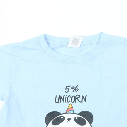 Close-up detail of Gildan girls’ blue basic t-shirt, size M