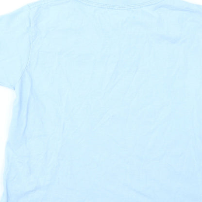 Brand and care label for Gildan girls’ blue basic t-shirt, size M