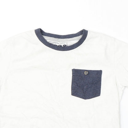 Preloved BOYS Boys White  Cotton Basic T-Shirt Size 6-7 Years Round Neck - Detail