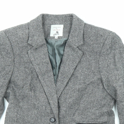 Close-up detail of Vackrox women’s grey wool jacket blazer, size UK 8
