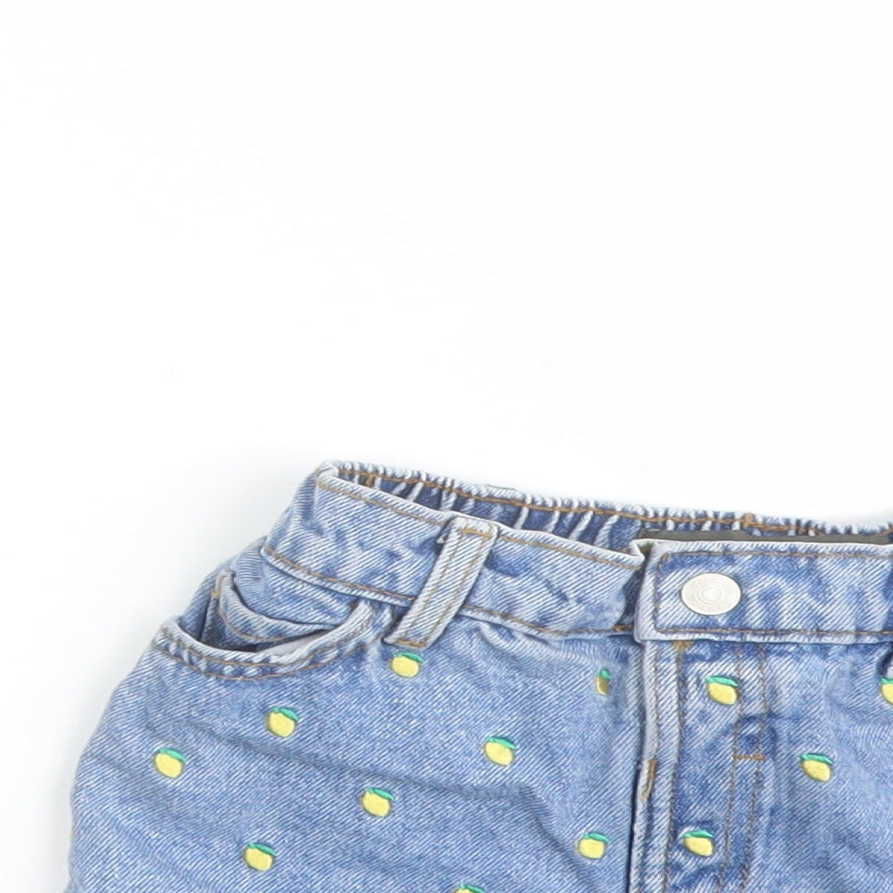 Close-up detail of Denim & Co. girls’ blue geometric cotton hot pants shorts, size 2-3, years regular zip