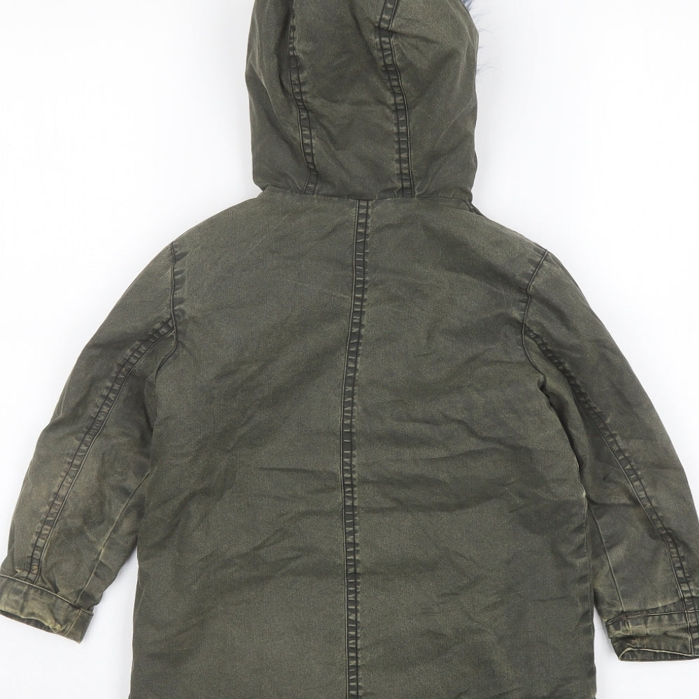 Brand and care label for Arabella & Addison girls’ green jacket, size 3-4, years zip