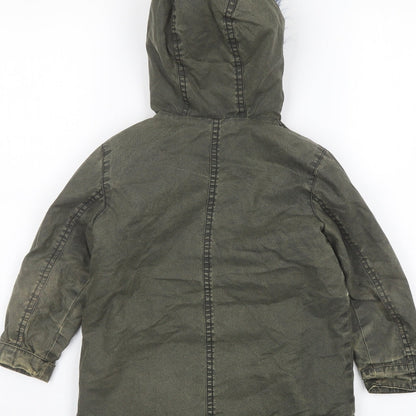 Brand and care label for Arabella & Addison girls’ green jacket, size 3-4, years zip