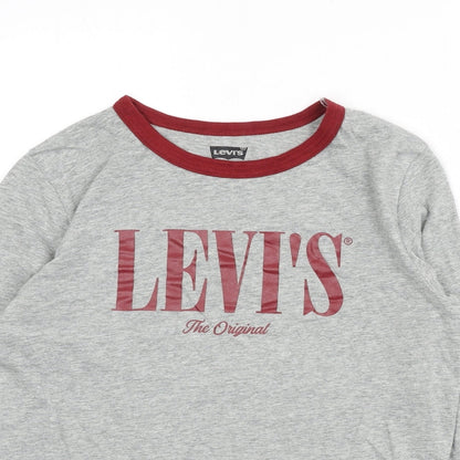 Close-up detail of Levi's girls’ grey cotton basic t-shirt, size 14, years round neck pullover