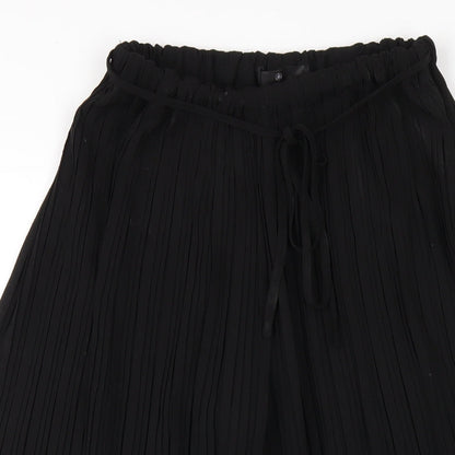 Close-up detail of Missguided women’s black polyester capri trousers, size UK 6, 24-inch leg regular