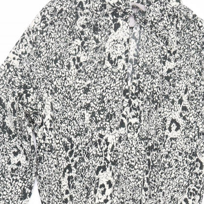 Close-up detail of H7M women’s black geometric polyester fit & flare, size UK 6, round neck - elasticated waist