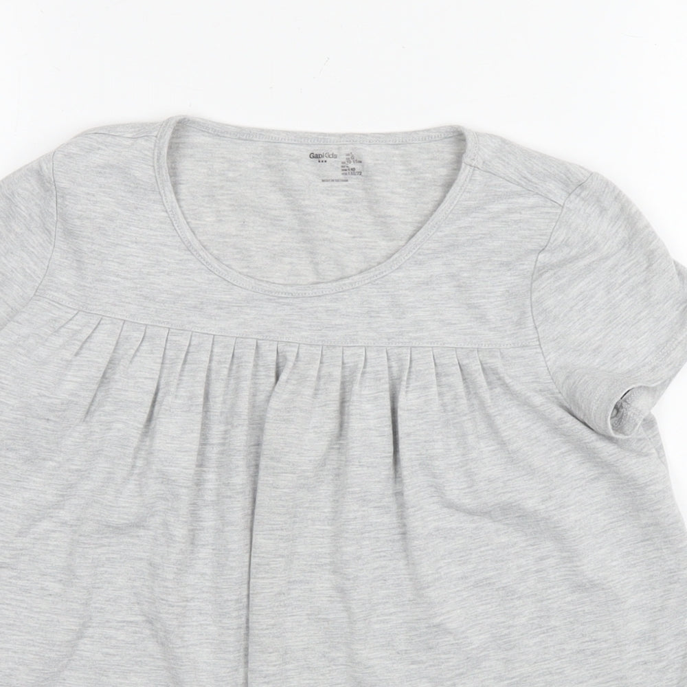 Close-up detail of Gap girls’ grey polyester basic t-shirt, size 10-11, years round neck pullover