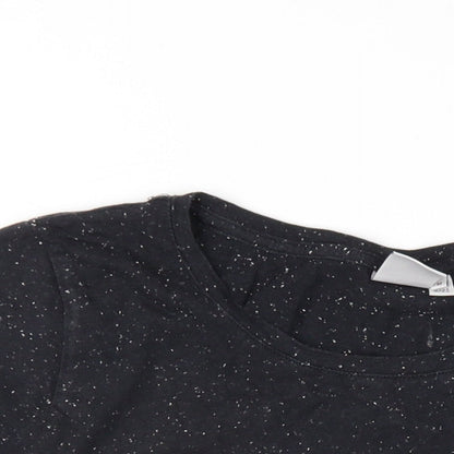 Close-up detail of ICHI women’s black cotton basic t-shirt, size M, round neck