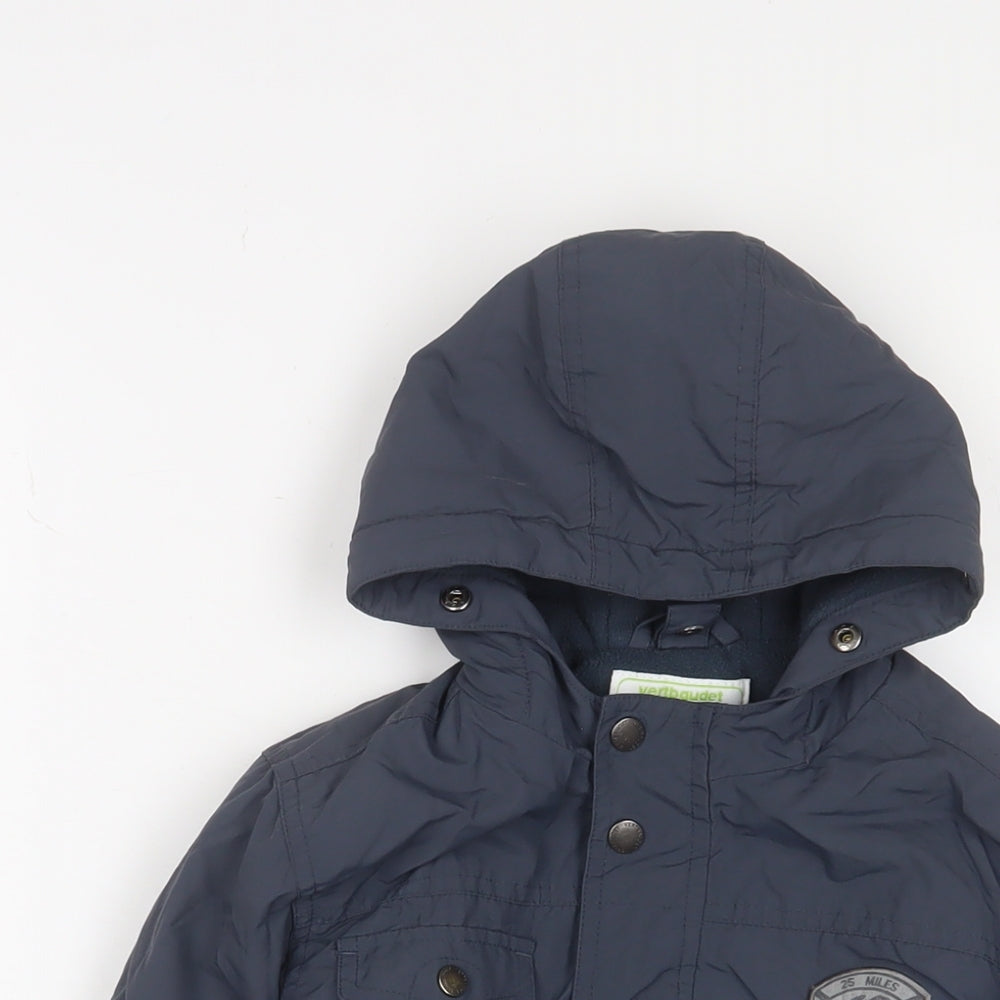 Close-up detail of Vertbaudet boys’ blue basic coat coat, size 4, years zip - logo, embroidered